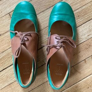 Size 42 flats in green and camel leather